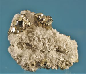 Pyrit auf Bergkristall von Peru